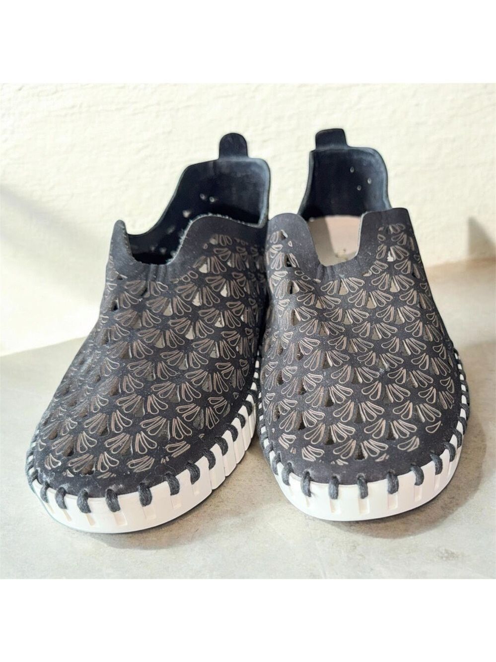 Nurture by Lamaze Black Patterned Slip-On Sneakers with White Sole size 6